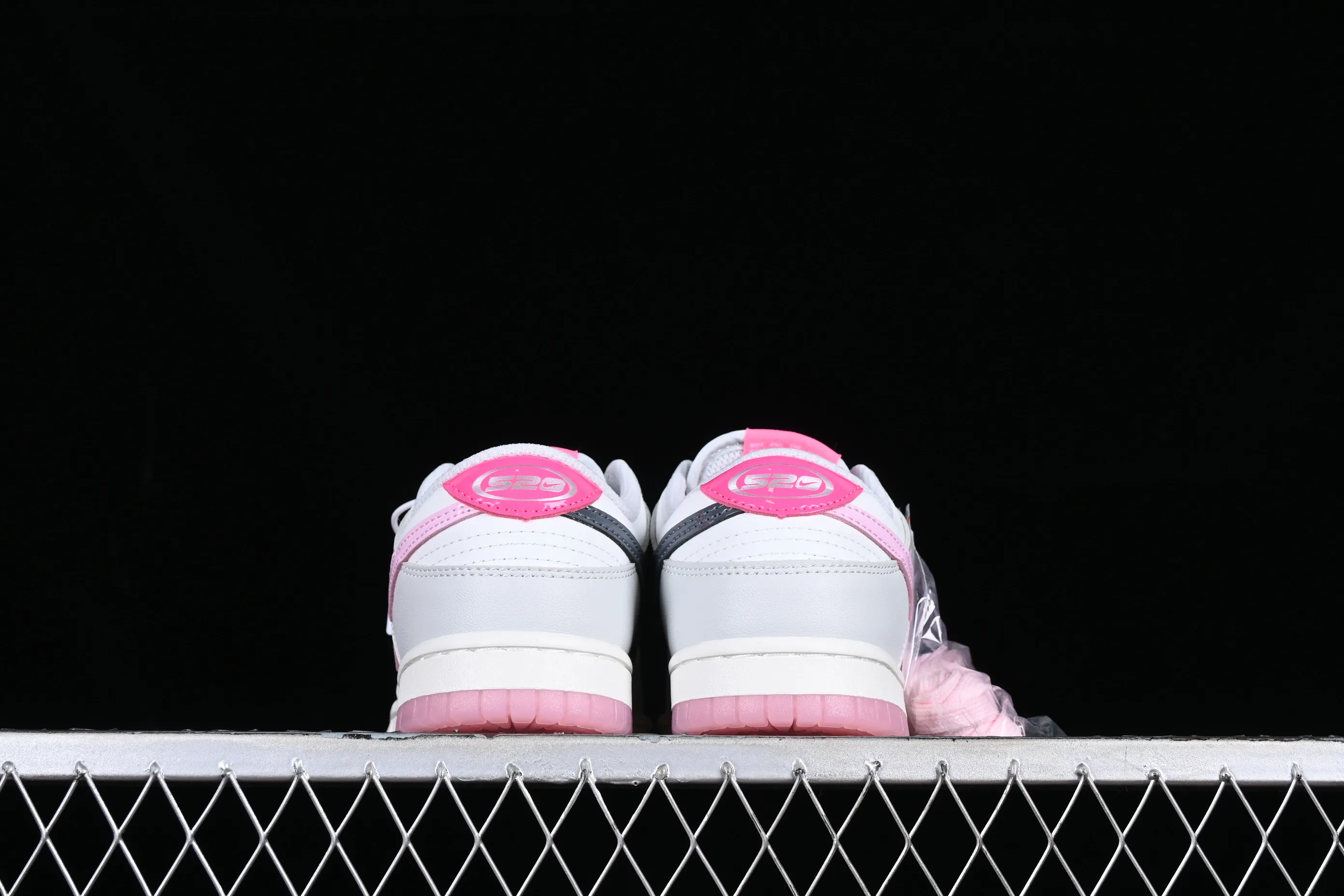 All Categories Nk SB Dunk Series Nk SB Dunk Low Low-top sneakers Cost-effective version Nk SB Dunk Low "520" Valentine's Day limited SB low-top sports and leisure sneakers FN3451-161